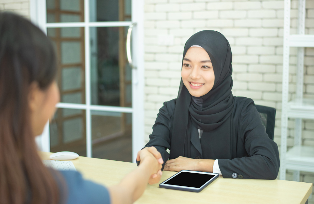 seorang peguam syarie berjabat tangan dengan klien